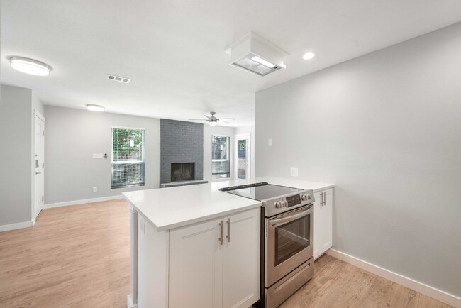 Building Photo - Modern 2 Bed, 2 Bath Multiplex in Austin, ...