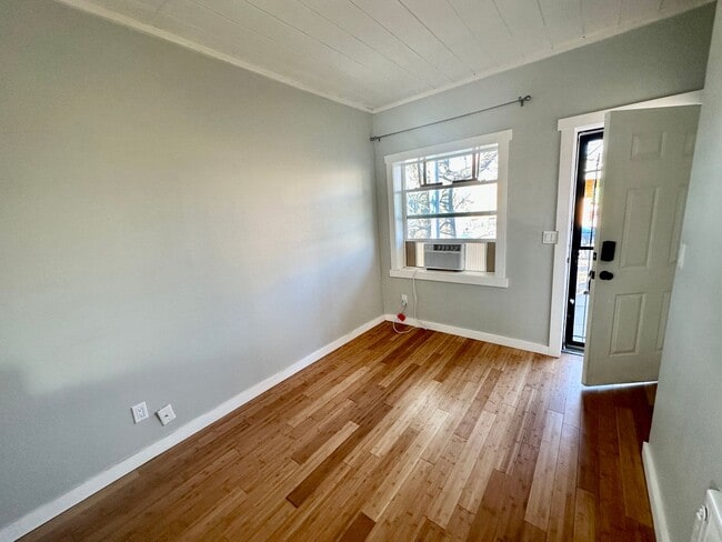 Building Photo - Charming One Bedroom Home in Sunnyside!
