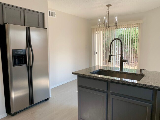 Building Photo - Lovely 3 Bedroom, 2 Bath In The NW!