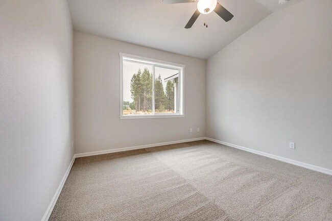 Building Photo - Beautiful Newer Model Home with Open Floor Plan, A/C & Fenced Yard!