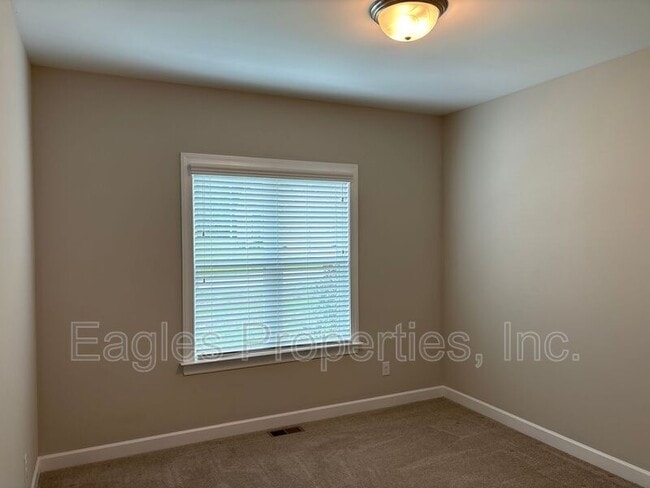 Building Photo - 106 Hawk Pl