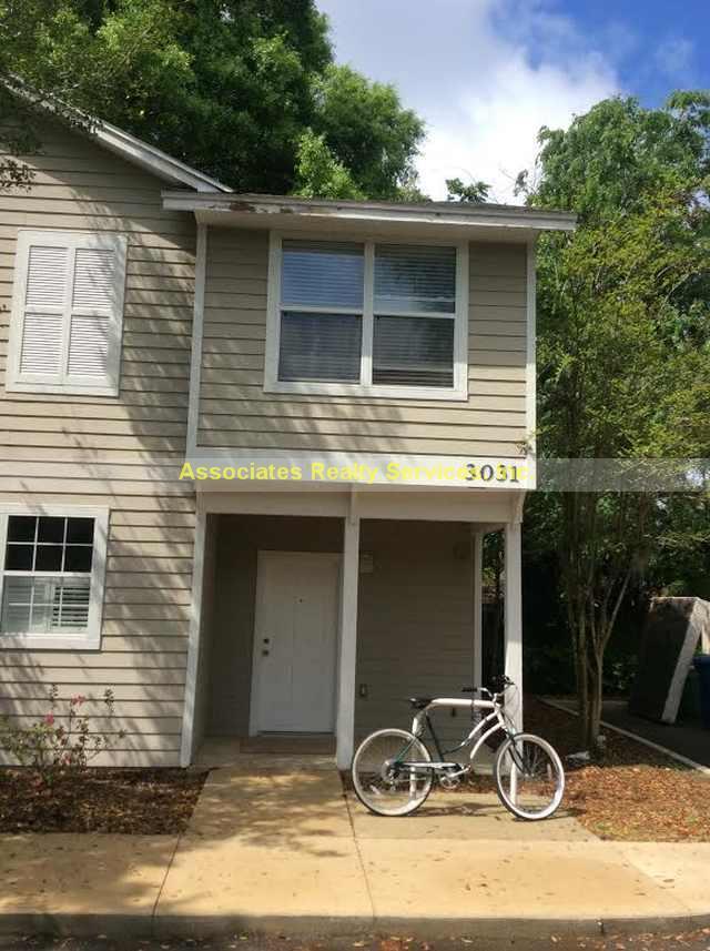 Primary Photo - Close to VA and Shands