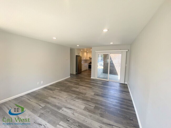 Building Photo - $3195 - Remodeled 2Bed/1 Bath Duplex in th...