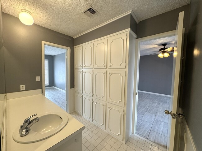 Building Photo - 2405 Stutz Pl