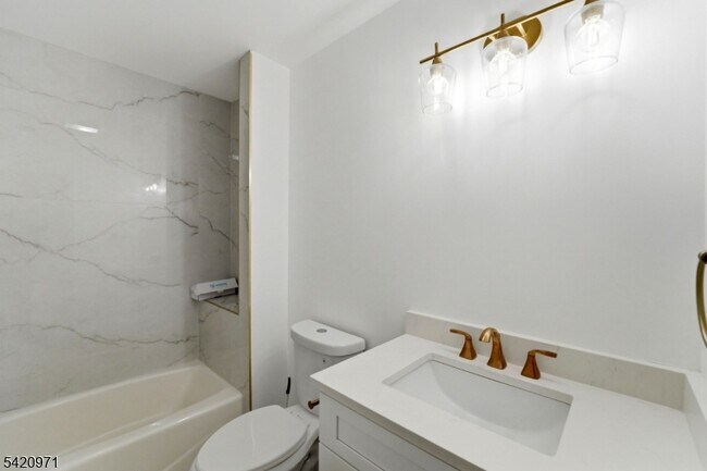 Building Photo - 704 Green Ln