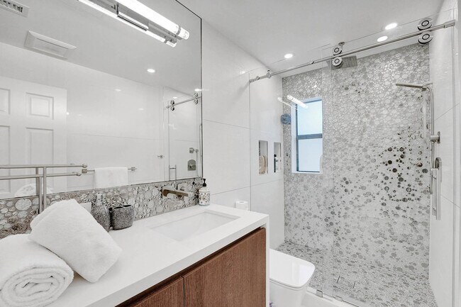 Building Photo - 614 Poinciana Dr