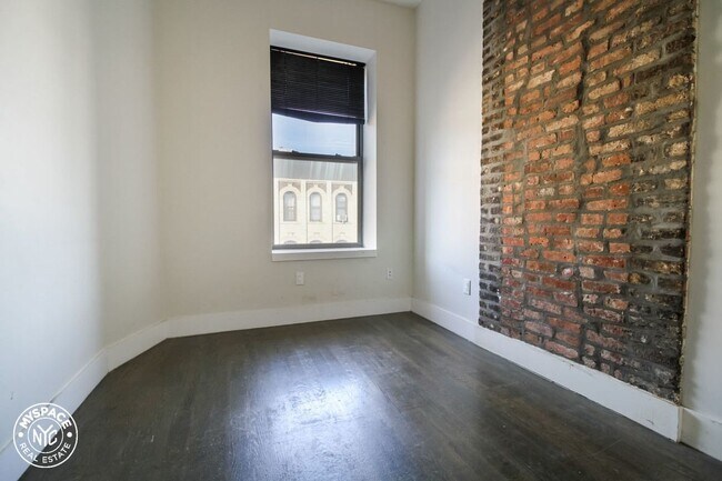 Building Photo - 1328 Halsey St