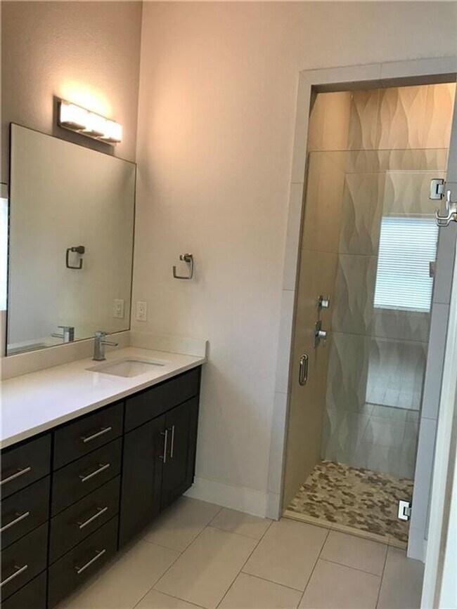 Building Photo - Central Austin / 3 bedroom, 2.5 baths / Mo...