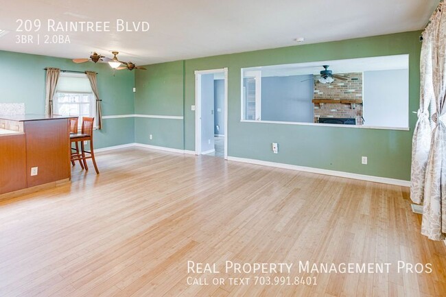 Building Photo - 209 Raintree Blvd