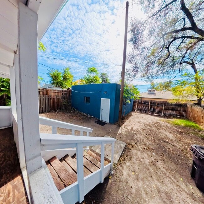 Building Photo - Cozy 2 bedroom 1 bath washer and dryer inc...