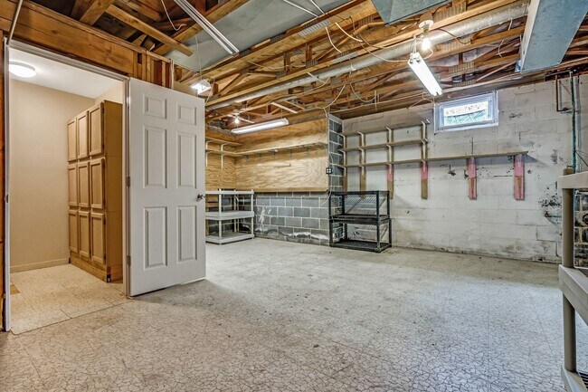 Building Photo - 216 Keats Ct