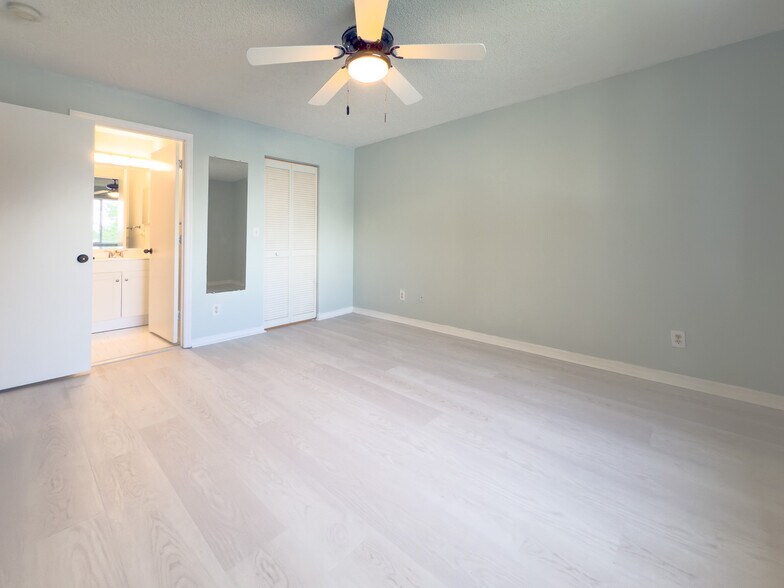 Building Photo - 1705 SW 110th Ter
