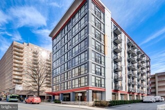 Building Photo - 1320 Fenwick Ln