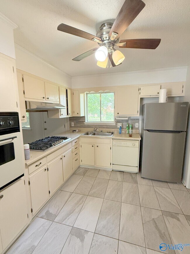 Building Photo - 2509 Excalibur Dr SE