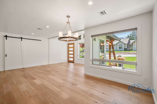Building Photo - Modernized Spacious 3 Bedroom Home with Lu...