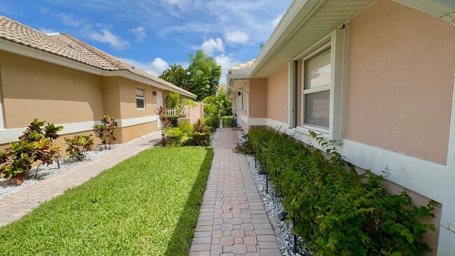 Building Photo - 5465 Grande Palm Cir