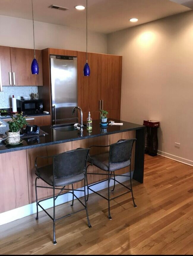 Building Photo - 3010 W Addison St