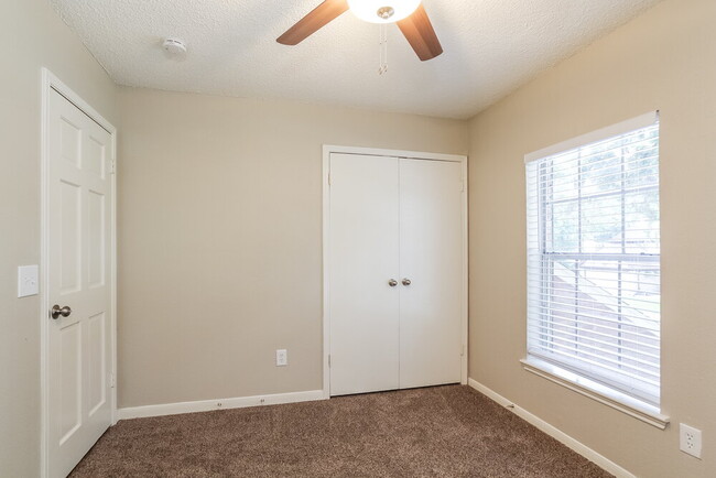Building Photo - 2305 Parkview Dr