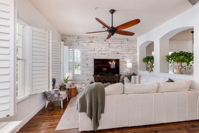 Building Photo - Baldwin Park Beauty! 3 bed/2.5 bath Pool H...