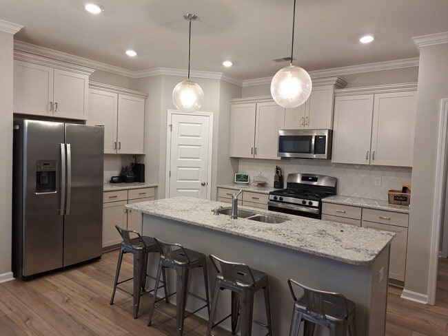 Building Photo - Outstanding Three Bedroom Home in the Ashcroft Community!