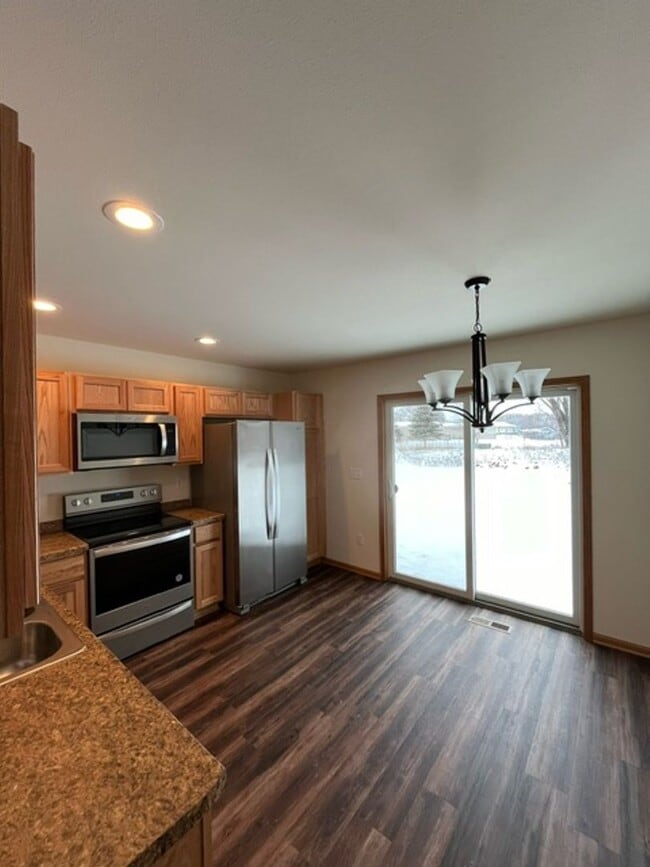 Building Photo - 516