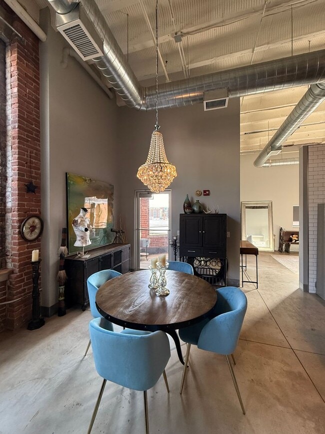 Building Photo - Fully Furnished!! Ready NOW! Sleek & Modern