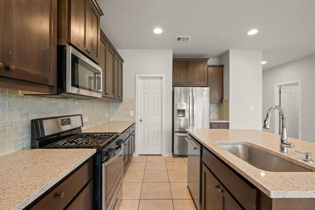 Building Photo - 6605 Verona Pl
