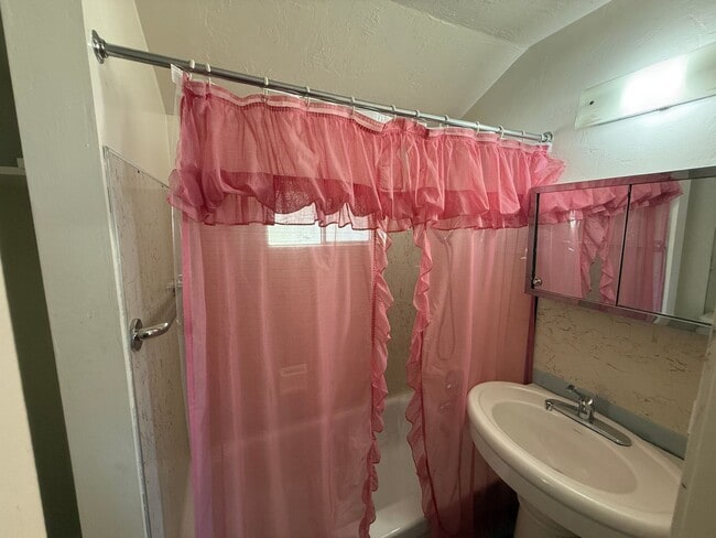 Building Photo - Studio Apartment with on-site Storage