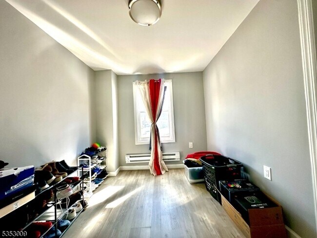 Building Photo - 10 Cedar Alley