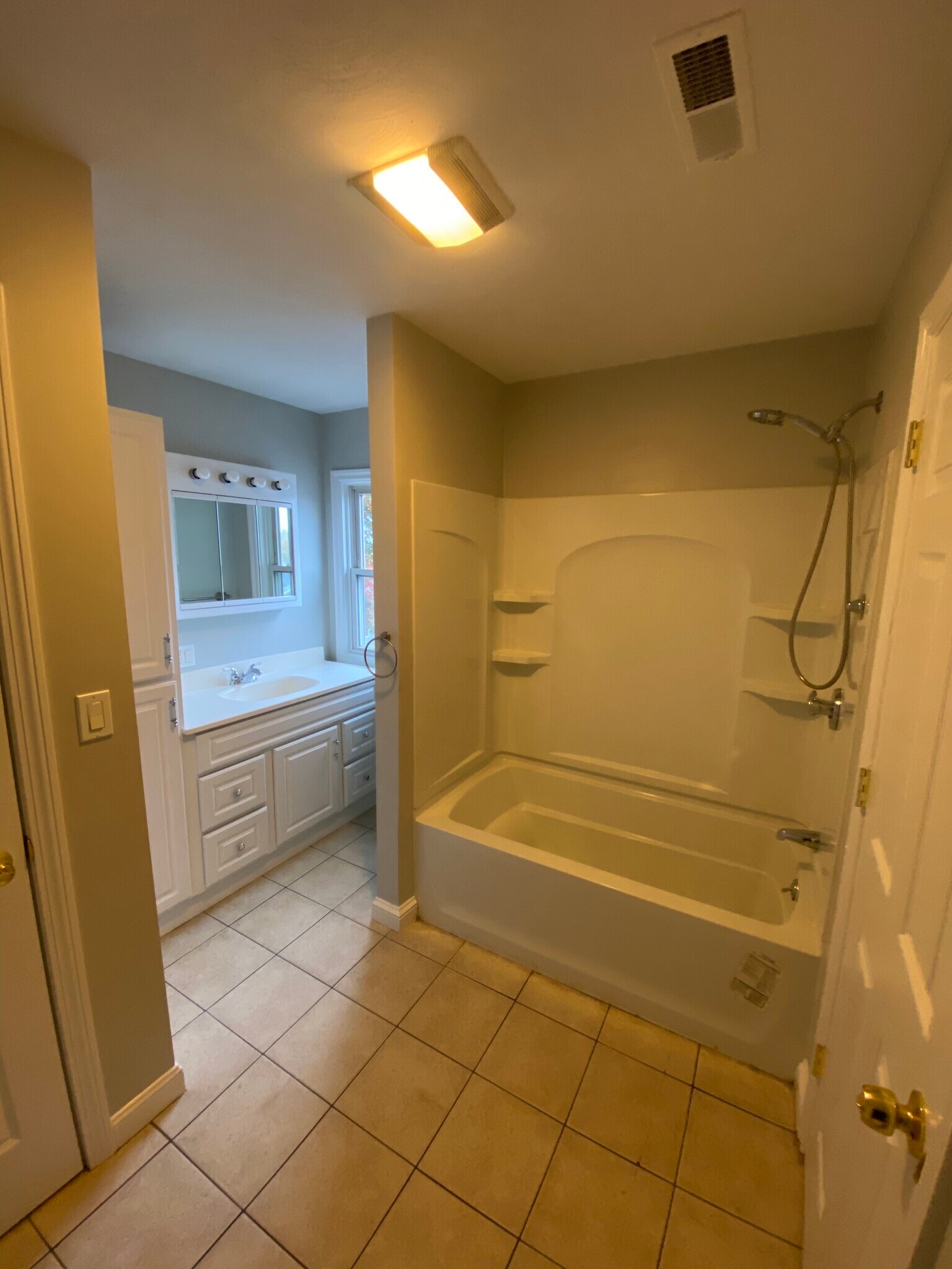 Building Photo - 118 Beverly St