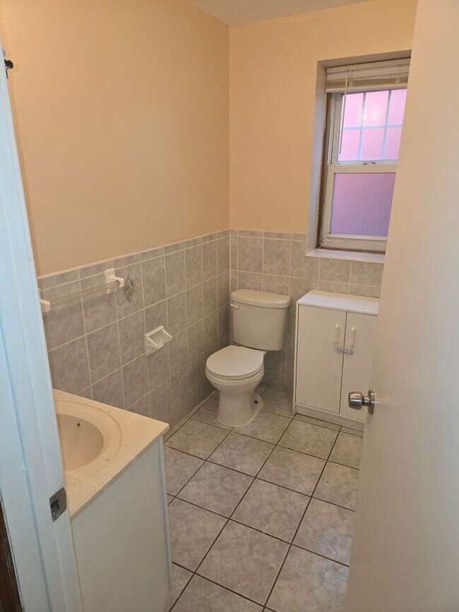 Building Photo - 5BR/1.5BA Row Home with Backyard and Laund...