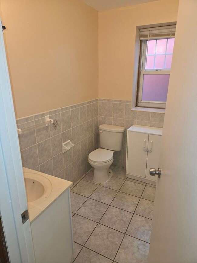 Building Photo - 5BR/1.5BA Row Home with Backyard and Laundry Hookups