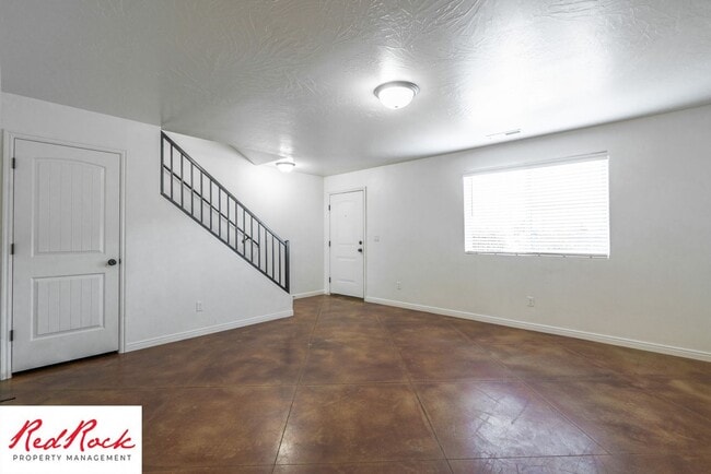 Building Photo - End Unit, DOG-FRIENDLY 3 Bedroom Townhome ...