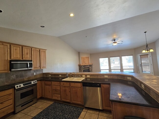 Building Photo - 215 Valley View Dr