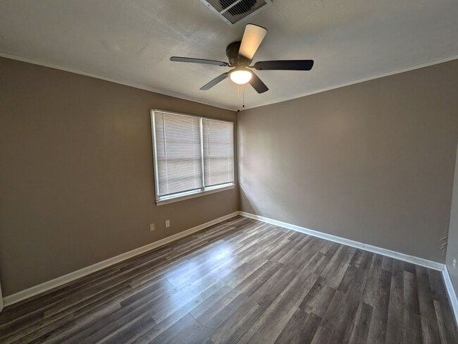 Building Photo - 302 Bridal Wreath Ave