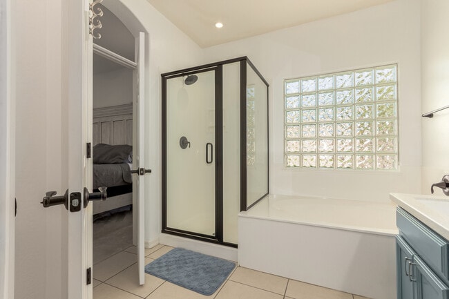 Building Photo - 1562 W Alder Rd