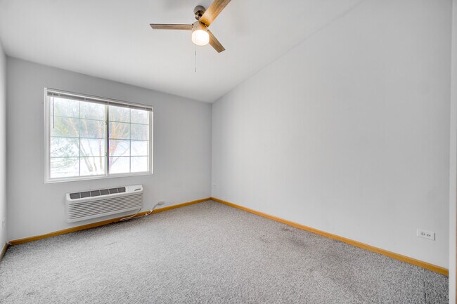 Building Photo - 2427 Silverstone Dr