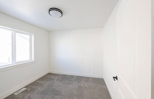 Building Photo - 505 Jeanine Dr
