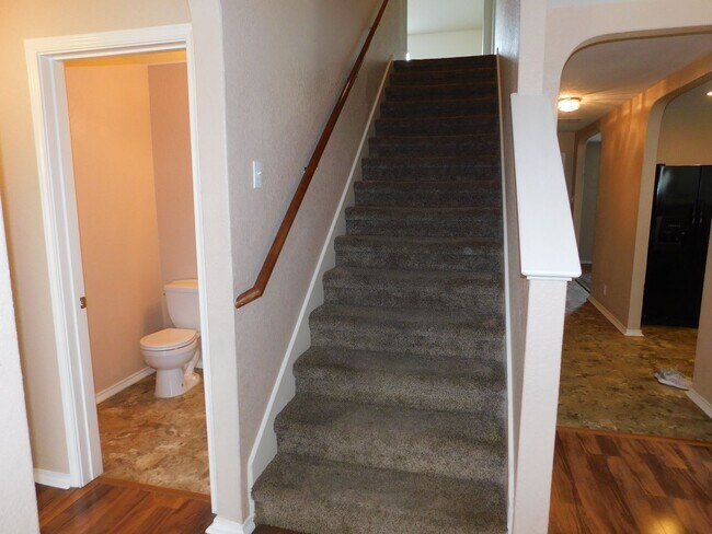 Building Photo - Beautiful, spacious 4 bedroom, 2.5 bath ho...
