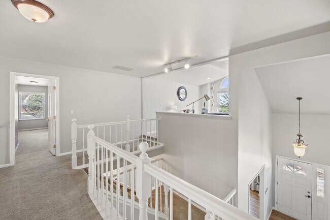 Building Photo - Spacious 6-Bedroom Broadmoor Rental with M...