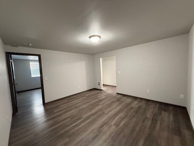 Building Photo - Valley 3 bed 1.5 bath