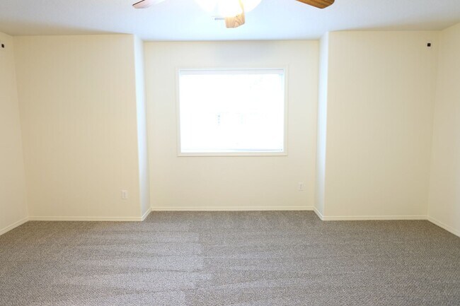 Building Photo - ***REST OF DECEMBER FREE***? Your Dream Rental: Large, Serene Home with Fenced Yard?