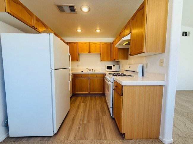 Building Photo - Recently Updated Condo-Available Soon!