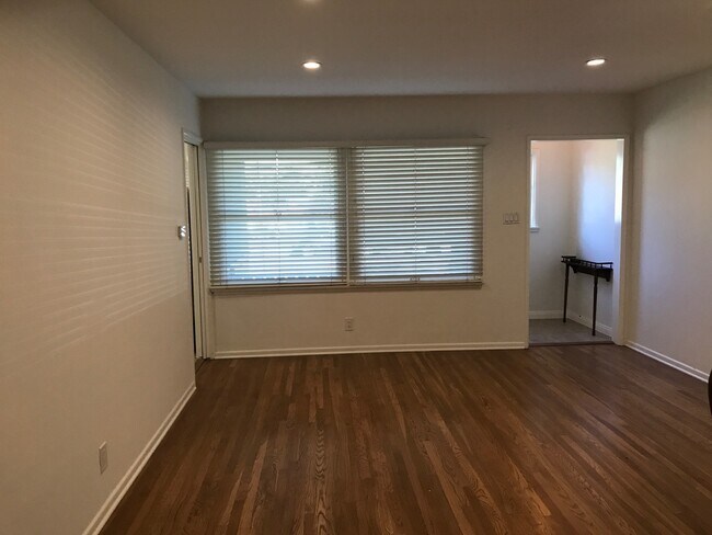 Building Photo - Prime Palms/Mar Vista are - 2+1