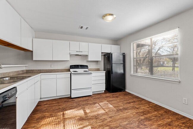 Building Photo - River Crossing ATX - Townhome - 2bd/2.5ba - W/D - Close to Downtown - $1395