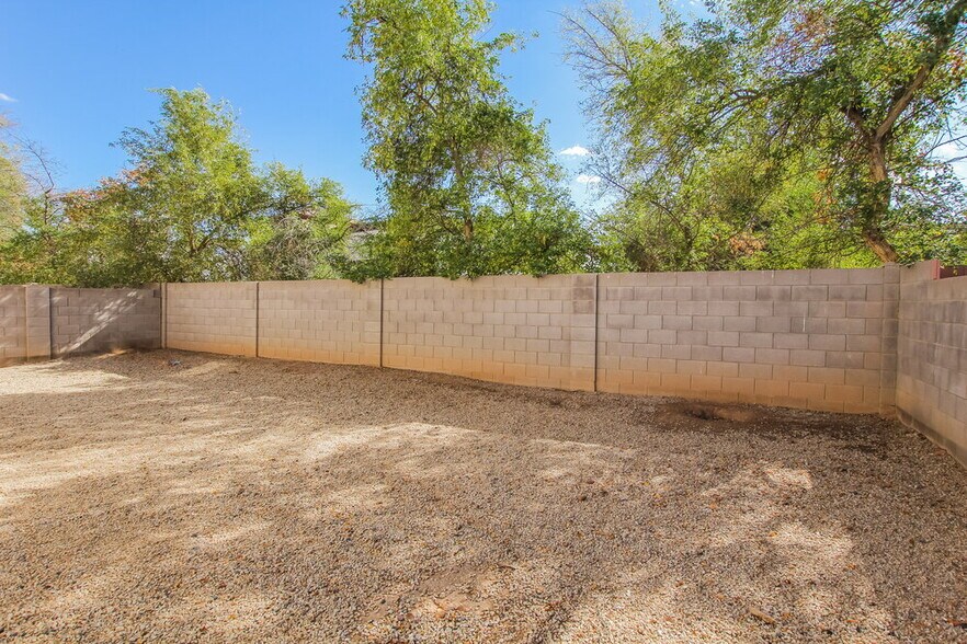 Building Photo - 8345 W Hughes Dr