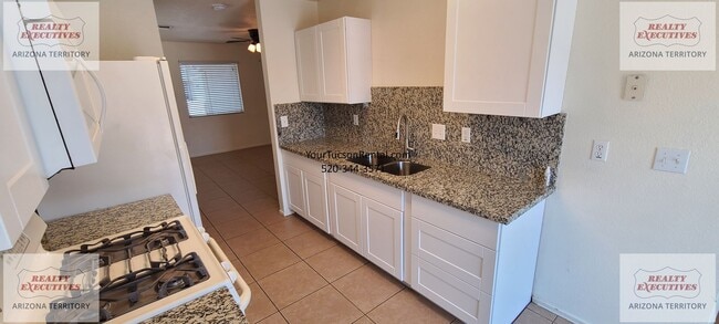Building Photo - Valencia Rd & Headley Rd 3/2 - Coming Soon - All tile floors and updated kitchen