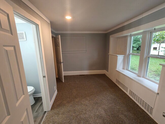 Building Photo - 543 Hoye Ave
