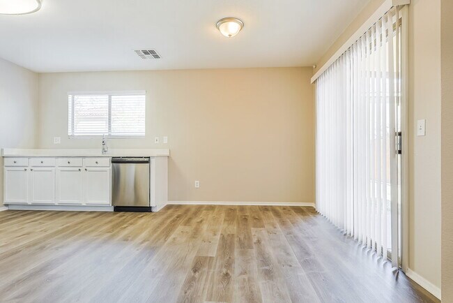 Building Photo - 2300 E Gleneagle Dr
