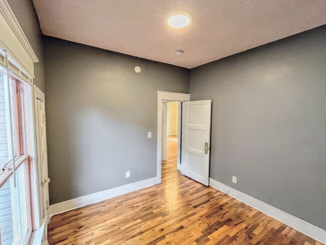 Building Photo - Your Cozy Tacoma Retreat in the Heart of t...